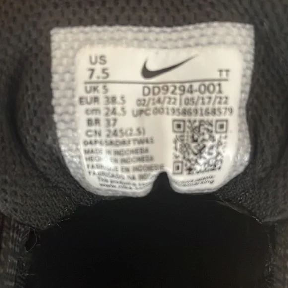 NIKE sneakers, black and white, size 7 1/2, Brand new never worn - Picture 4 of 5